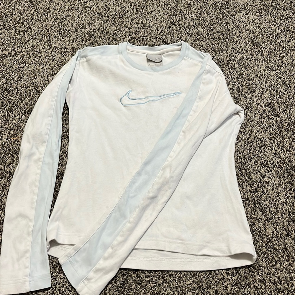Vintage white and blue Nike long sleeve, super cute and very comfortable!!